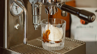  espresso qui coule sur une boule de crème glacée dans une verre